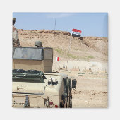 インストラクターがイラクの軍人の姿を見る マグネット (正面)