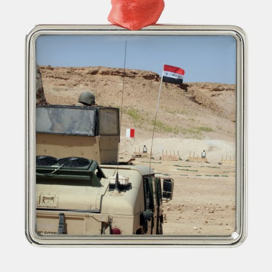 インストラクターがイラクの軍人の姿を見る メタルオーナメント (正面)