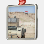 インストラクターがイラクの軍人の姿を見る メタルオーナメント (左)