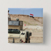 インストラクターがイラクの軍人の姿を見る 缶バッジ (正面)