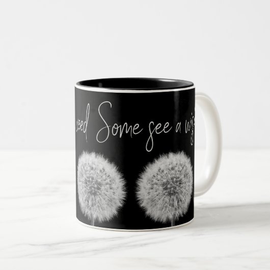 インスパイアdandelionの黒と白のマクロフォト ツートーンマグカップ (正面右)