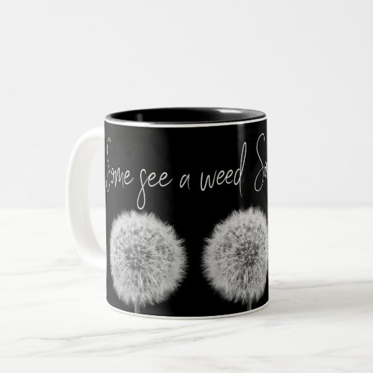 インスパイアdandelionの黒と白のマクロフォト ツートーンマグカップ (正面左)