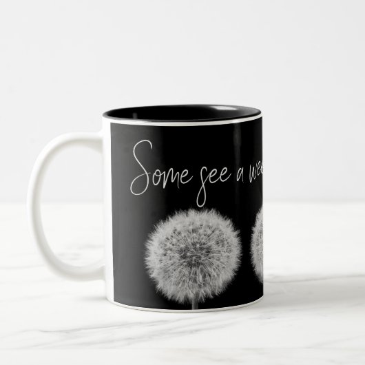 インスパイアdandelionの黒と白のマクロフォト ツートーンマグカップ (左)