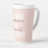 インスピレーションあなたはとても美しい前向き引用文 カフェラテマグ (右アングル)