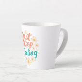 インスピレーションあふれる「Just Keep Smiling」フラワー カフェラテマグ (右アングル)