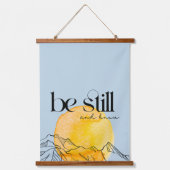 インスピレーションに満ちた淡い青のタペストリー "Be still & Know" 吊り下げ型タペストリー (正面)
