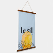 インスピレーションに満ちた淡い青のタペストリー "Be still & Know" 吊り下げ型タペストリー (傾斜あり)