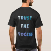 インスピレーションの引用 – プロセスを信じる タイポグラフィ Tシャツ (裏面)
