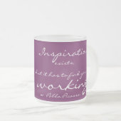 インスピレーションは存在するが、それはあなたが働いていることを見つけなければならない フロストグラスマグカップ (正面右)