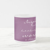 インスピレーションは存在するが、それはあなたが働いていることを見つけなければならない フロストグラスマグカップ (中央)