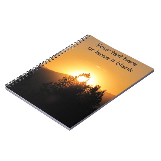インスピレーションを得るためのライトツリーを通して明るい夕日 ノートブック (左側)
