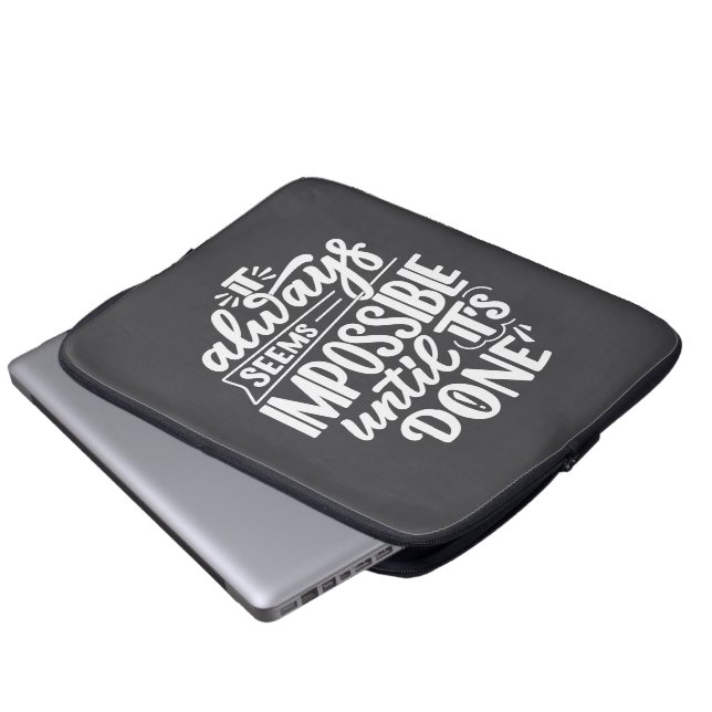 インスピレーションを得るまでは、いつも不可能に思える ラップトップスリーブ (正面下部)