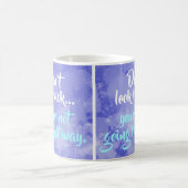 インスピレーションを振り返前向きらないやる気を起こさせる コーヒーマグカップ (中央)