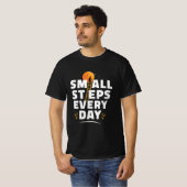 インスピレーションTシャツ – 毎日小さな一歩を Tシャツ (正面フル)