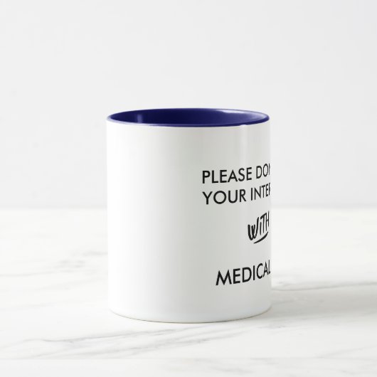 インターネット検索の医学的学位を混同しないでください マグカップ (中央)