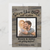 インダストリアル グレー ブラウン ウッド ラスティック セーブ ザ デート 招待状 (正面)