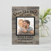 インダストリアル グレー ブラウン ウッド ラスティック セーブ ザ デート 招待状 (スタンド正面)