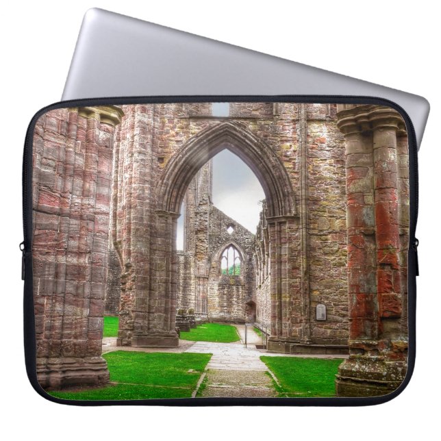 インテリアビューAncient Tintern Abbey Wales, UK ラップトップスリーブ (正面)