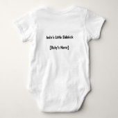 👶🐶インディと自分 – パーソナライズされた ベビーボディスーツ (裏面)