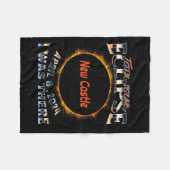 インディアナの城の日食おもしろTシャツ フリースブランケット (正面(横))