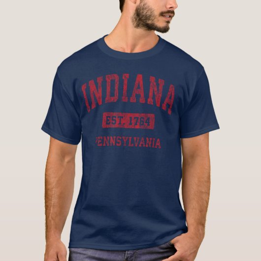 インディアナ ペンシルベニア州 PA ヴィンテージ スポーツ デザイン レッド Tシャツ (正面)