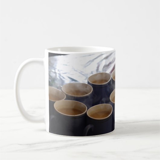 インディアンのシェの茶およびビスケットのクッキー コーヒーマグカップ (左)