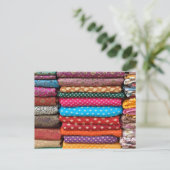 インディアンカラフルアジアのサリ生地はがき ポストカード (スタンド正面)