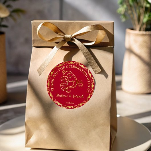 インディアン結婚のマルーンと金ゴールドガネシャ感謝していユース ラウンドシール