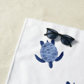 インディゴのウミガメ家族 ビーチタオル (インサイチュ)