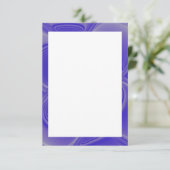 インディゴの花びらによって縁どられる空白のな招待状のテンプレート 招待状 (スタンド正面)