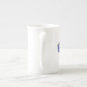 インディゴアイリスフローラ水色モノグラムの ボーンチャイナマグカップ (裏面)