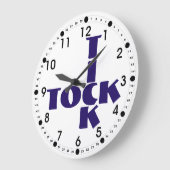 インディゴクロスワードティックトック文字 ラージ壁時計 (傾斜)