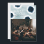 インディゴドット シーズンカード<br><div class="desc">美しいろうけつ染め・インディゴ・ドットが抽象芸術のホリモダンデーカードを作り、家族の写真に最適です。このカードは、薄い青の絞り染めの背景も特徴です。</div>