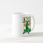 インドのクリケットとインディアン旗のギフト コーヒーマグカップ (正面右)