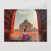 インドのタージマハルを称賛する女性 ポストカード (正面)