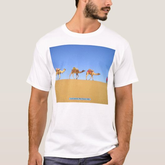 インドのタール砂漠のカメルキャラバン Tシャツ (正面)
