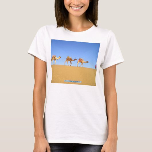 インドのタール砂漠のカメルキャラバン Tシャツ (正面)