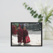 インドのダラムサラの若いチベット仏教の僧侶 ポストカード (スタンド正面)