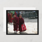 インドのダラムサラの若いチベット仏教の僧侶 ポストカード (正面/裏面)