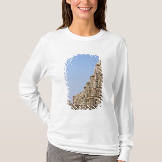 インドのチットールガル城塞にあるジャイナ寺院 Tシャツ (正面)