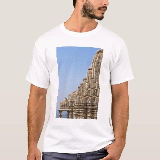 インドのチットールガル城塞にあるジャイナ寺院 Tシャツ (正面)