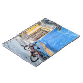 インドのブルーウォールにピンクのバイクのノート ノートブック (左側)