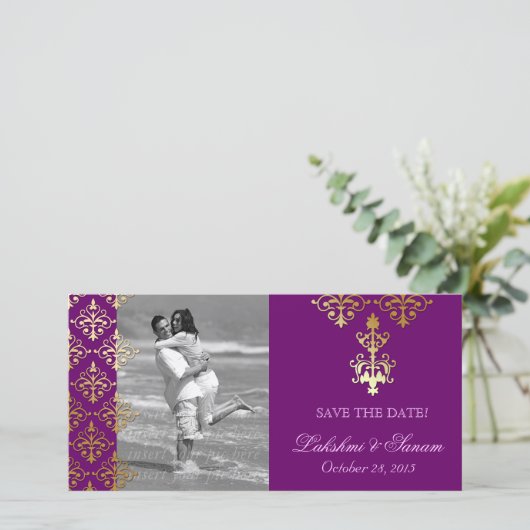 インドの写真カード保存日付のダマスク織の紫色の金ゴールド セーブザデート (スタンド正面)