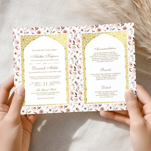 インドの結婚式のためのアースカラーの花をあしらったゴールドのオールインワン 招待状