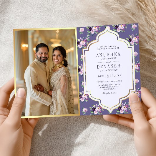 インドの結婚式のためのスミレ色の花柄QRコードデザイン 招待状