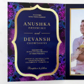 インドの結婚式のための紫がかった銀河の青い曼荼羅QRコード 三つ折り招待状 (内部最初)