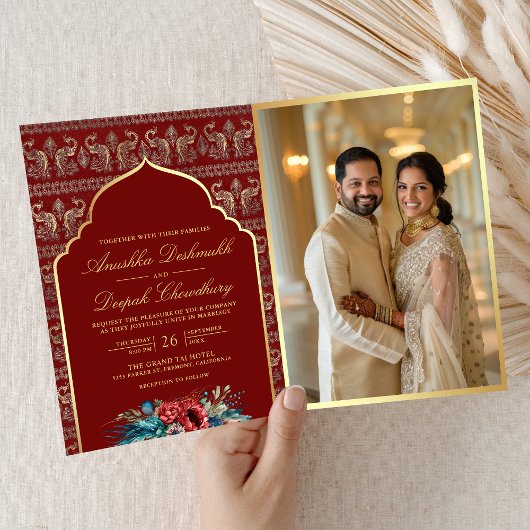 インドの結婚式の孔雀柄の赤と金の花模様 招待状