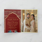 インドの結婚式の孔雀柄の赤と金の花模様 招待状 (内部)