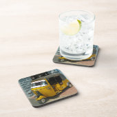 インドの自動車人力車ビューコースター コースター (右側)