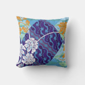 インドネシアのろうけつ染め・モチーフで、非常に独特な計画を持つ クッション (正面)